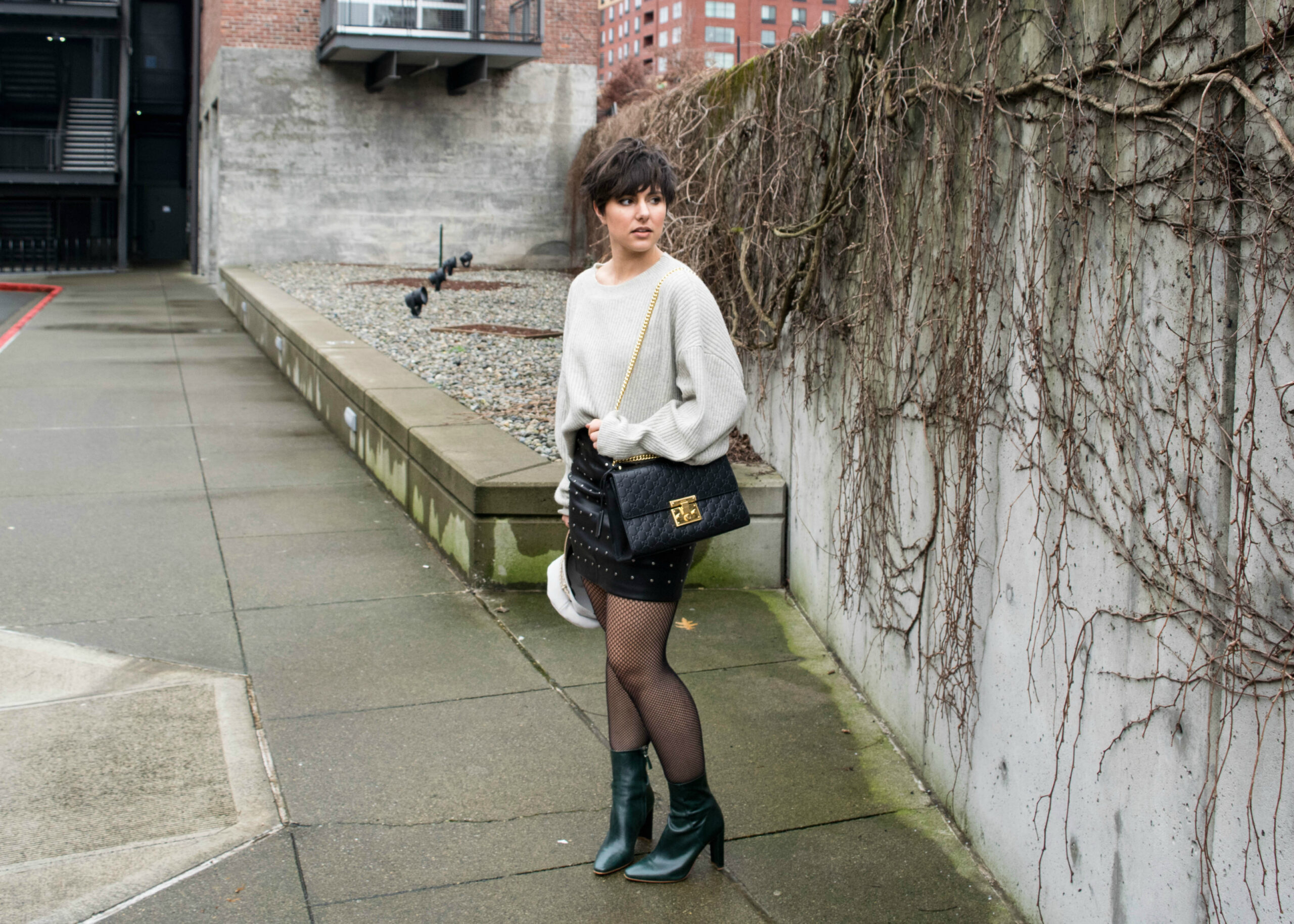 How to Wear Oversized Fishnet Tights: Outfit 1